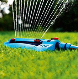 Flopro Monsoon Oscillating Sprinkler - 20 Nozzles - 13.5m by 14.5m Coverage